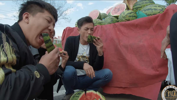 大叔做活动,答防疫题免费吃西瓜,不料三个顾客无所不知